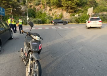 Aksident në aksin Lezhë-Shëngjin: Makina përplaset me motoçikletën, dy të plagosur