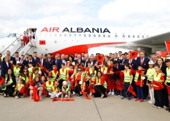 VIDEO/ Shqipëria prek e para tokën gjermane, surprizohet nga stafi i aeroportit të Duseldorf