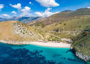 “Daily Express”: Shqipëria, zbuloni brigjet si në parajsë të vendit ballkanik