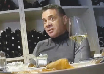 Verë të bardhë me gazetarët italianë, del një tjetër foto e Ahmetajt nga “arratia”….