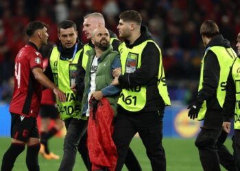 Tifozi shqiptar hyri në fushë në ndeshjen me Italinë, UEFA nis procedim ndaj kuqezinjve