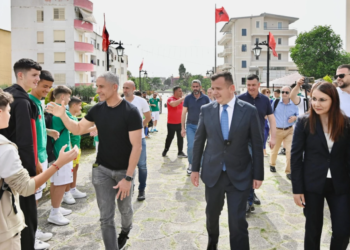 “Lushnjari Sylvinho të merret me ekipin, jo me tifozët”, Pogoni: Duhet të luajnë ata që e meritojnë!