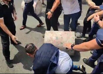 VIDEO/ Balliun se mbajnë gjunjët e rrëzohet në tokë, Bardhi e Nallbati u sulen policëve: Do t’i q* robt!