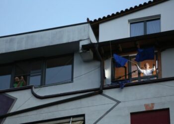 FOTOT-LAJM/ Berisha mban fjalim nga dritarja pasi Apeli i dha vulën e PD, dhëndri i tij e filmon nga ballkoni