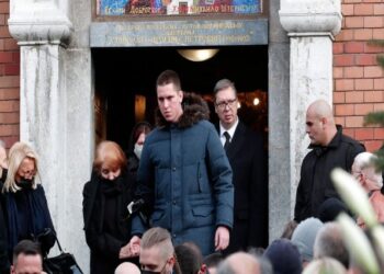 Përleshja mes tifozëve serbë dhe anglezë, mediat: U përfshi edhe djali i Vuçiçit, mbrohej nga “Kobra”