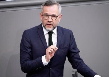 Roth: Shqetësuese lidhjet e ngushta të disa politikanëve malazezë me Vuçiç