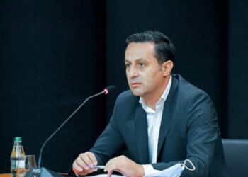 Ceno Klosi jep dorëheqjen nga Tatimet, shkon zv-ministër tek Ministria e Infrastrukturës dhe Energjisë