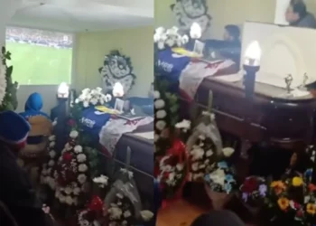 VIDEO/ E pazakontë: Ndërpritet ceremonia mortore në Kili, familjarët i japin “përparësi” ndeshjes së futbollit