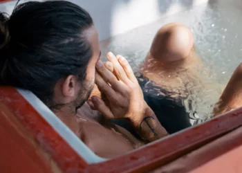 Humbje peshe dhe tonifikim lëkure, përfitimet që vijnë nga banja me ujin e akullt