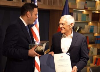 Gjenerali amerikan Wesley Clark merr dekoratën “Ibrahim Rugova”