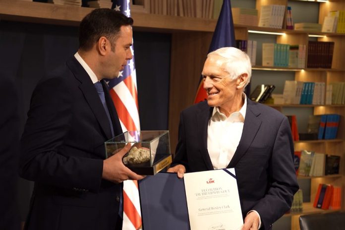 Gjenerali amerikan Wesley Clark merr dekoratën “Ibrahim Rugova”