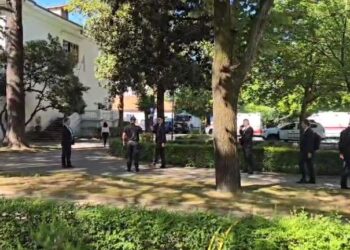 Deputetët e PS futen më herët në Parlament për të shmangur protestuesit! (Por aty s’ka asnjë protestues)