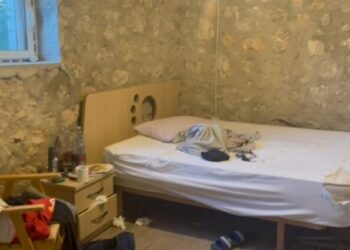 Detaje/ Pamjet nga dhoma ky dyshohet se u përleshën autori e recepsionisti në Dhërmi para vrasjes: Ushqimi ende në komodinë, gjithçka rrëmujë…!