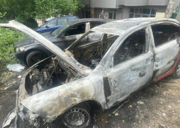 Digjen dy vetura me targa serbe në veri të Kosovës