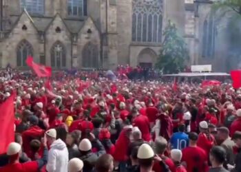 VIDEO/ Një dallgë e madhe e kuqe niset drejt stadiumit, tifozët kanë ‘pushtuar’ Dortmundin që disa orë para ndeshjes
