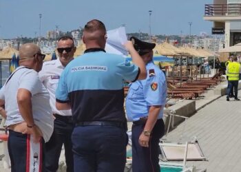 Aksioni/ Inspektim gjatë sezonit, Task Forca liron hapësirat publike në plazhin e Durrësit