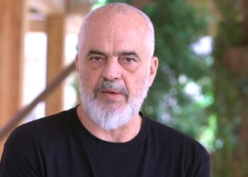 “Pyetën një të arratisur që e kërkon SPAK”, Rama për RAI3: Morën autobote me llum nga kanalet e politikës së Tiranës