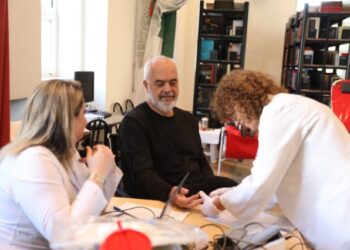 Rama dhuron gjak dhe apelon: Ndihmë për ata që kanë nevojë, por edhe ripërtëritje për…