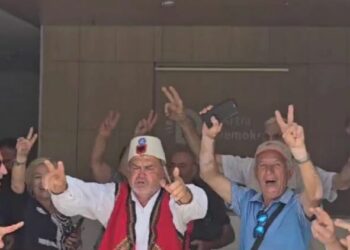 Mundën Bashën/ Vula e PD iu kthye Berishës, nis festa te selia, këngë dhe valle: O Sali, o hero, gjithë Shqipëria…!