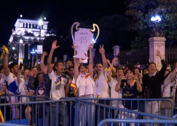 Triumfi i 15 në Champions, sheshi ikonik i Madridit pushtohet nga tifozët