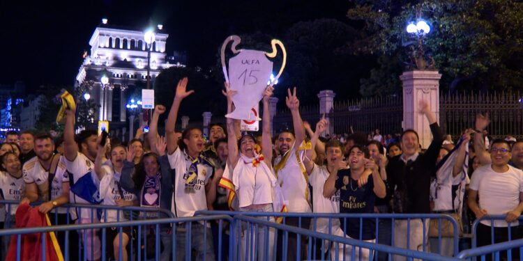 02/06/2024 La Plaza de la Cibeles se llena de aficionados del Real Madrid para celebrar la 15ª Champions.

aficionados del Real Madrid han inundado la Plaza de la Cibeles en la capital para celebrar el triunfo merengue ante el Borussia Dortmund en la final de la Champions League para alzarse con la 15ª Copa de Europa.

DEPORTES
EuropaPress.TV (Europa Press)