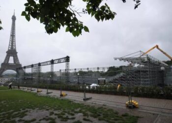 “Ushtarët francezë në Ukrainë”/ Tronditëse: 5 arkivole me mbishkrime në Kullën Eifel. 3 të arrestuar, dyshohet…!