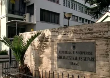 “Nuk doja ta qëlloja shpirtin tim”/ Plagosi disa herë me thikë bashkëshorten në Tiranë, lihet në burg Jakup Shahu