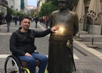 ‘Më ndihmoni të eci sërish’/ Dhimbja në shpinë prej vitesh e ka “mbërthyer” pas karriges me rrota, i riu apel shqiptarëve