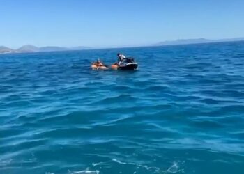 VIDEO/ Mjeti lundrues pësoi defekt, policia shpëton turisten britanike në Dhërmi