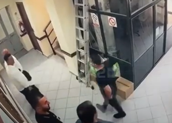 VIDEO / Iku me vrap nga salla e gjyqit, dalin pamjet e arratisjes së mjekut Edmond Gashi