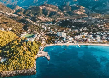 Godet Prokuroria, sekuestrohen 247 dynymë tokë në Himarë me vlerë 35 mln euro, iu përkasin…