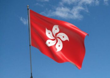 Kthyen kurrizin gjatë himnit kombëtar të Kinës, në pranga tre persona në Hong Kong