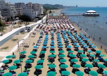 Plazhi i Durrësit mbushet me pushues të huaj fundjavën e parë të qershorit