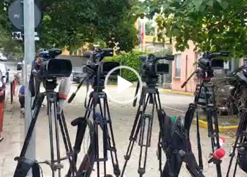 VIDEOLAJM / Militanti i Berishës iu hodhi molotov, kameramanët bojkotojnë zyrtarët e ‘Rithemelimit’