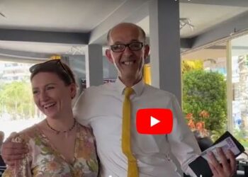 Kamerieri që “vallëzon” me tabaka/ Dashamir Xhemali prej 4 dekadash në shërbim të klientëve