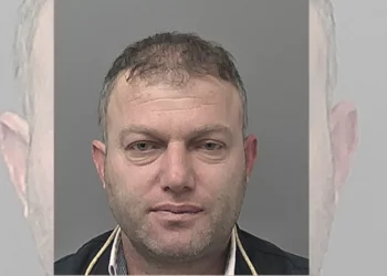 Policia angleze i “korr” shqiptarit shtëpinë e barit! Si tentoi të pengojë hetimet (EMRI, FOTO)