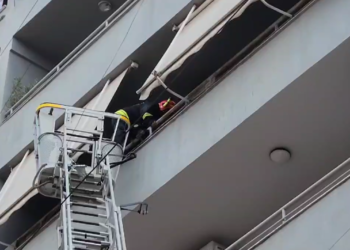 E moshuara mbetet e bllokuar në katin e 5-të të pallatit në Fier, ndërhyjnë forcat zjarrfikëse