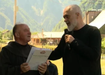 “Atyre të PD u ka rënë sakica në mjaltë”, Rama batuta me priftin në Theth: Mos të vijnë dhe të thonë…