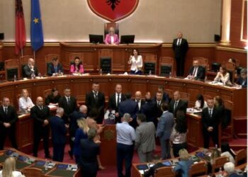Rrëzohet kërkesa për mocion me debat me Edi Ramën, Rithemelimi zapton foltoren, Nikolla: Përfaqësoni non-gratën