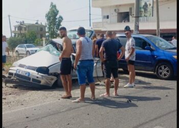 EMRI/ Aksident i rëndë në aksin Gjiri i Lalzit- Maminas, ndërron jetë 16-vjeçari! Makinat bëhen copash