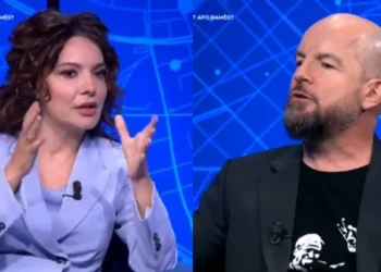“Boll tani s’ta lejoj, e kam fjalën në majë të gjuhës”, debat mes Spiropalit e zëdhënësit të Berishës: E di që ke ardhur nga poshtë ballkonit