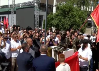 ‘Oj nanë, shih se edhe unë kam diçka në bark”/ Çmimi i lirisë: Përurohet monumenti i Leotrim Ahmetit, 7-vjeçarit që u vra nga ushtria serbe