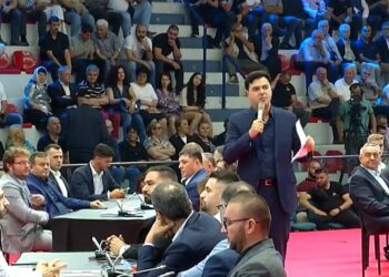 Basha: Kundërshtarët të vijnë të debatojnë me mua, por do t’i nxjerr pa këpucë fare…