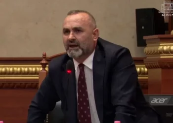 “A jeni burra a jo, ju ka bërë dëm vaksina?!”, Manja-deputetëve të opozitës: S’keni turp? I thoni një zonje 60 vjeçe ‘përfaqësuese e Sinaloas’