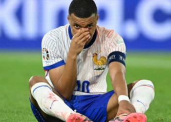 FOTO/Mbappé i dëmtuar kërkon ide për maskën​, merr sugjerime të çuditshme