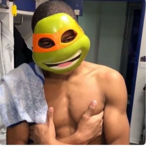 FOTO/Mbappé i dëmtuar kërkon ide për maskën​, merr sugjerime të çuditshme