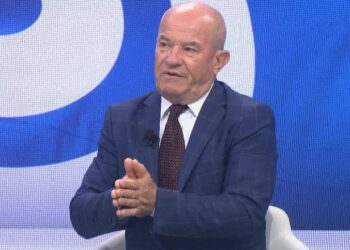 ‘Në këtë lojë është Beketi’, Meçe për emisionin e Rai 3: Ai është financuesi, ka shkatërruar mediat në Shqipëri, imazhi i investitorit mafioz