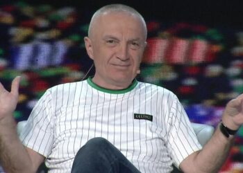 Pas divorcit, Ilir Meta shfaqet si komentator sportiv, por merr lajmin e keq gjatë emisionit LIVE