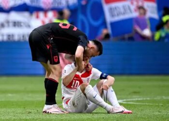 VIDEO/ Luka Modriç vë duart në kokë pas barazimit me Shqipërinë, Asllani e ngushëllon: Ja çfarë i kërkoi mesfushori shqiptar