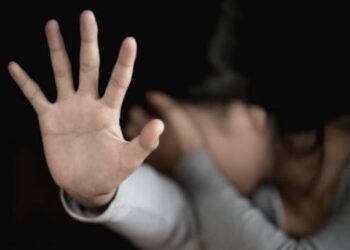 E rëndë në Greqi, njerku filmonte 16-vjeçaren në dush, ngacmoi seksualisht të miturën teksa flinte